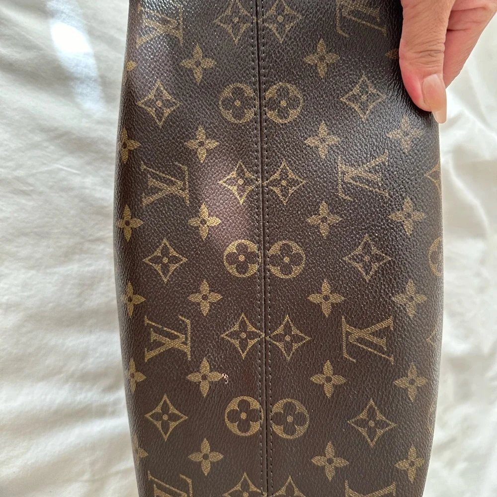 Authentic LV Purse. Barely used and in great condition - Picture 5 of 6